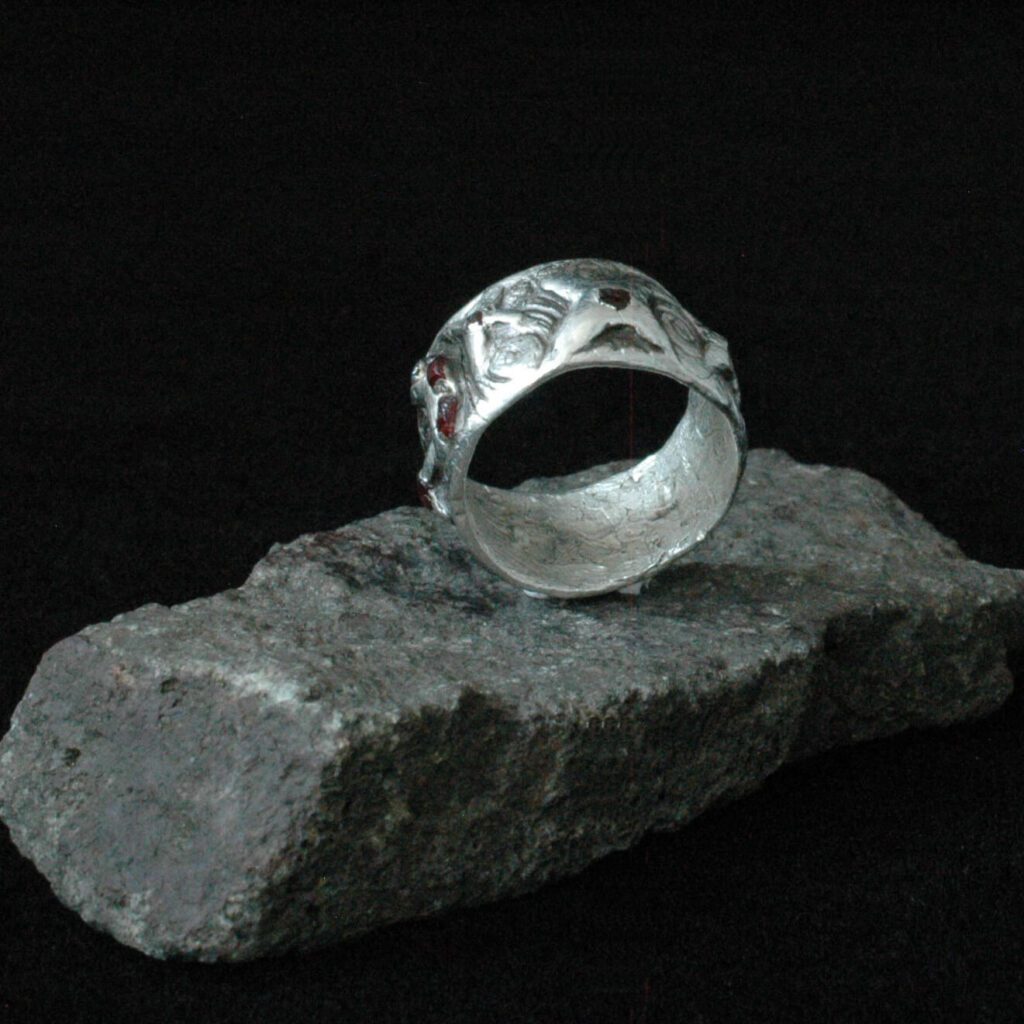 Bočný pohľad na strieborný prsteň Snívam na kameni