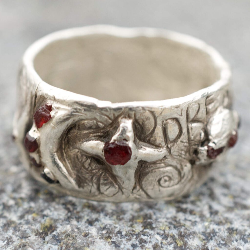 Detail strieborného prsteňa Snívam s nápisom DREAM a českými granátmi