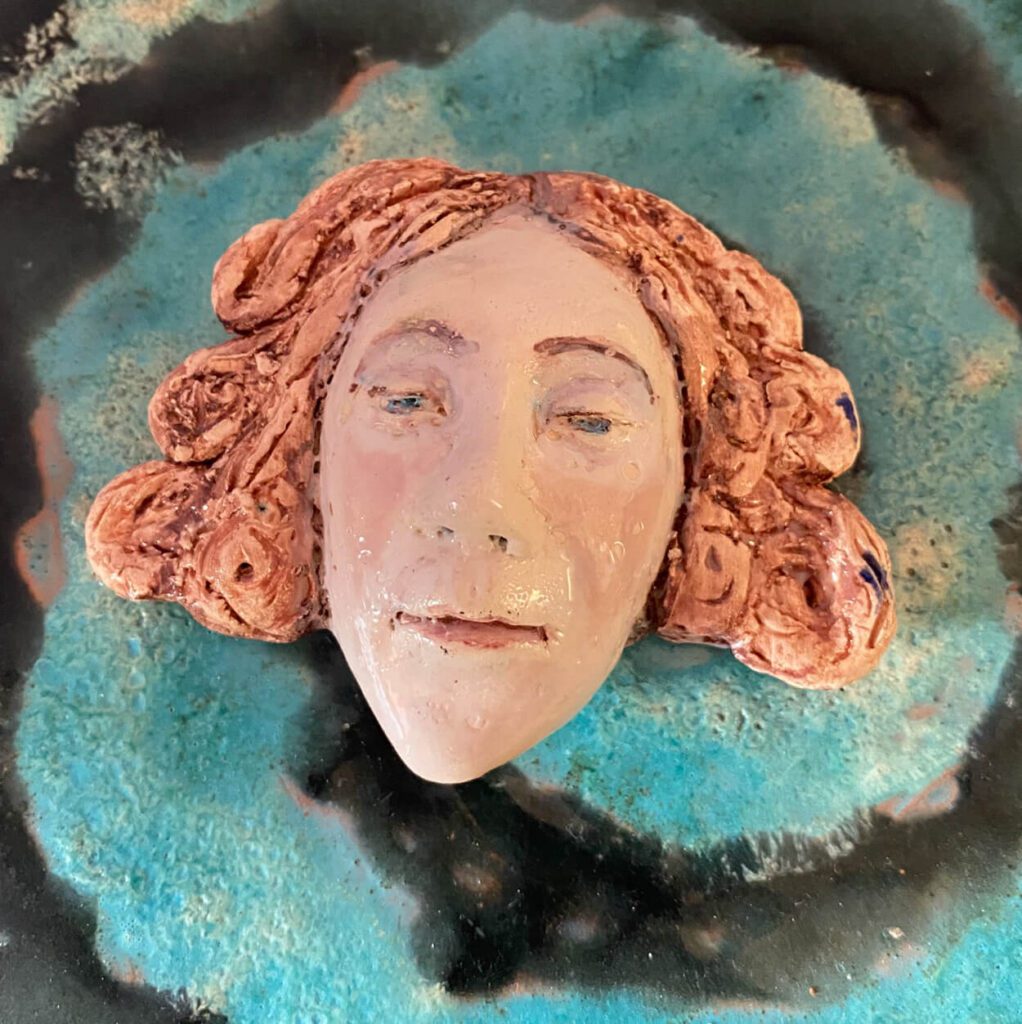 Keramická brošňa v tvare ženskej tváre
