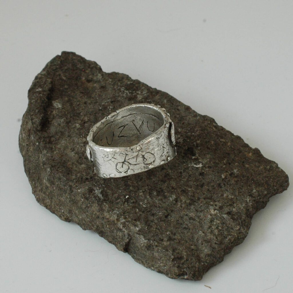 Detail strieborného prsteňa JOYride