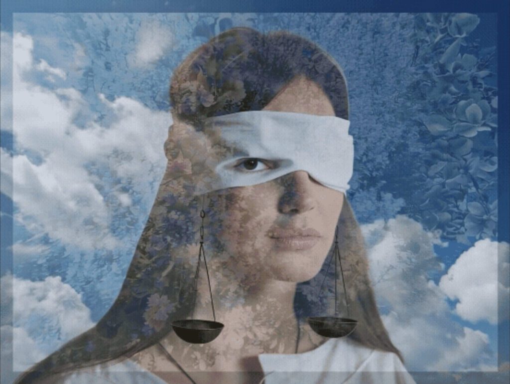 Štylizovaný modrý portrét postavy pripomínajúcej Themis s prekrytými očami a váhami.