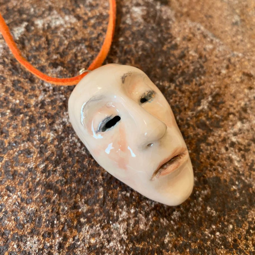 Keramický prívesok v tvare mužskej tváre