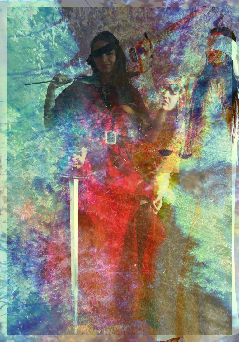 Fotokoláž postavy Spravodlivosti s prekrytými očami, mečom a symbolmi márnivosti, znázorňujúca jej ambivalenciu.