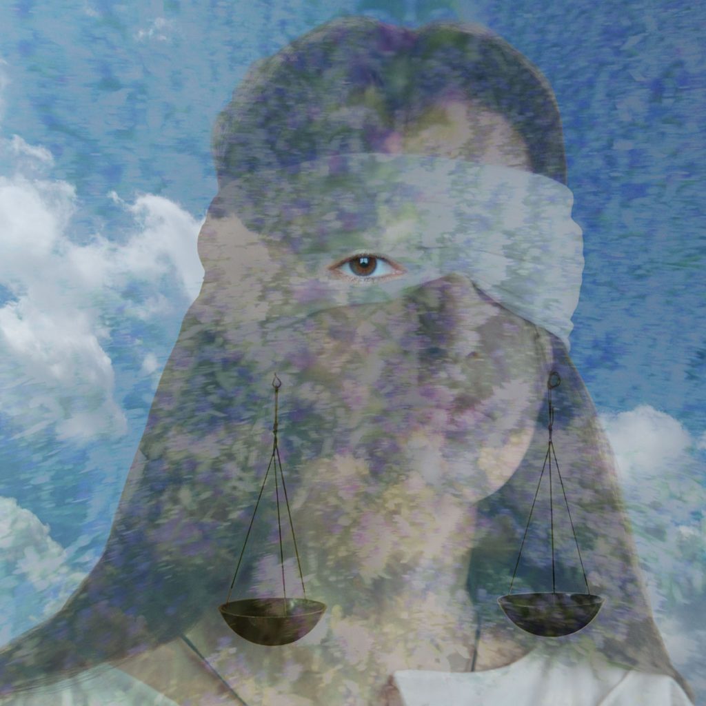 Umelecká koláž Themis s váhami, symbolizujúca právo, etiku a spravodlivosť.